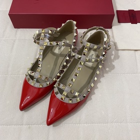 Классические туфли Valentino с заклепками, классическая модель от