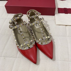 Классические туфли Valentino с заклепками, классическая модель от