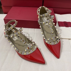 Классические туфли Valentino с заклепками, классическая модель от