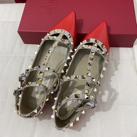 Классические туфли Valentino с заклепками, классическая модель от