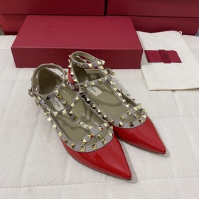 Классические туфли Valentino с заклепками, классическая модель от