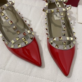 Классические туфли Valentino с заклепками, классическая модель от