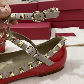 Классические туфли Valentino с заклепками, классическая модель от