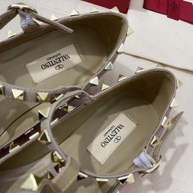 Классические туфли Valentino с заклепками, классическая модель от