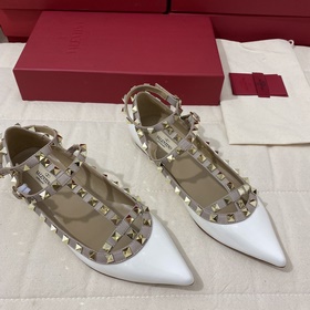 Классические туфли Valentino с заклепками, классическая модель от