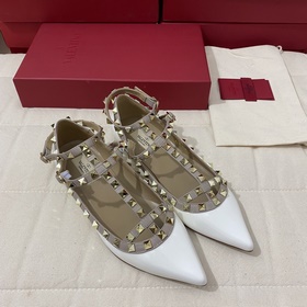 Классические туфли Valentino с заклепками, классическая модель от