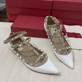 Классические туфли Valentino с заклепками, классическая модель от