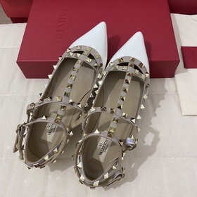 Классические туфли Valentino с заклепками, классическая модель от