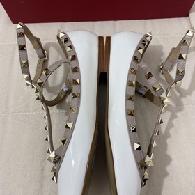 Классические туфли Valentino с заклепками, классическая модель от