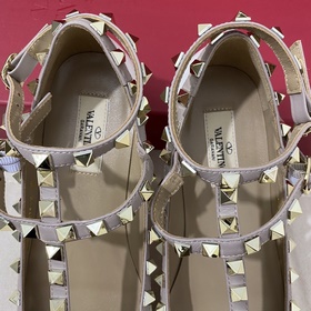 Классические туфли Valentino с заклепками, классическая модель от