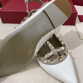 Классические туфли Valentino с заклепками, классическая модель от