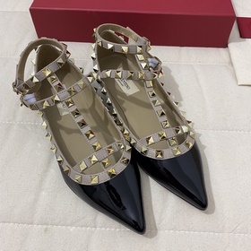 Классические туфли Valentino с заклепками, классическая модель от