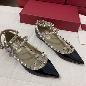 Классические туфли Valentino с заклепками, классическая модель от