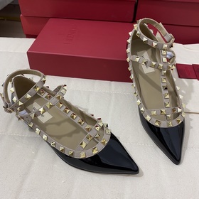 Классические туфли Valentino с заклепками, классическая модель от
