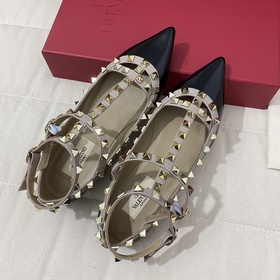 Классические туфли Valentino с заклепками, классическая модель от