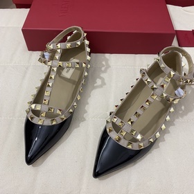 Классические туфли Valentino с заклепками, классическая модель от