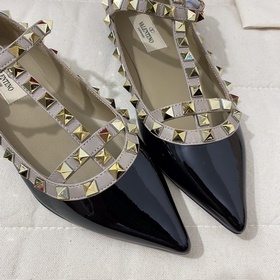 Классические туфли Valentino с заклепками, классическая модель от