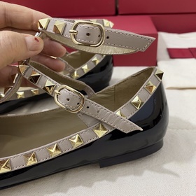 Классические туфли Valentino с заклепками, классическая модель от