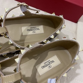 Классические туфли Valentino с заклепками, классическая модель от