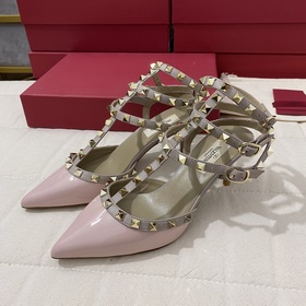 Классические туфли Valentino с заклепками, классическая модель от