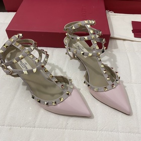 Классические туфли Valentino с заклепками, классическая модель от