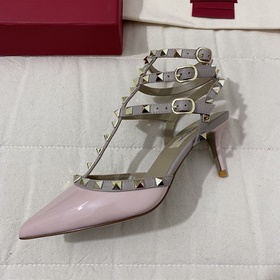 Классические туфли Valentino с заклепками, классическая модель от