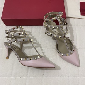 Классические туфли Valentino с заклепками, классическая модель от