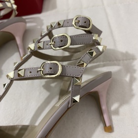 Классические туфли Valentino с заклепками, классическая модель от
