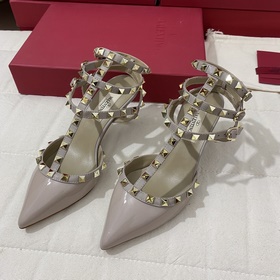 Классические туфли Valentino с заклепками, классическая модель от