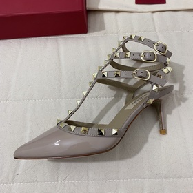 Классические туфли Valentino с заклепками, классическая модель от
