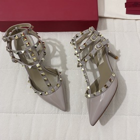 Классические туфли Valentino с заклепками, классическая модель от