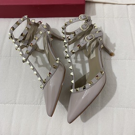 Классические туфли Valentino с заклепками, классическая модель от