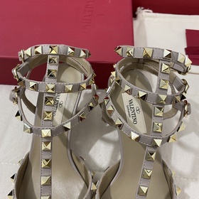 Классические туфли Valentino с заклепками, классическая модель от