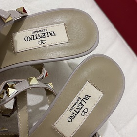 Классические туфли Valentino с заклепками, классическая модель от