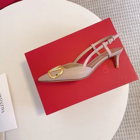 Сандалии Valentino с большой V-образной застежкой и стразами, нов