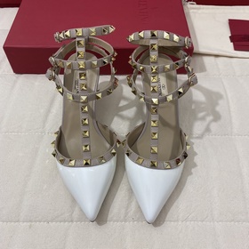 Классические туфли Valentino с заклепками, классическая модель от