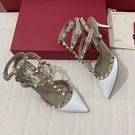 Классические туфли Valentino с заклепками, классическая модель от