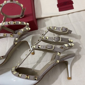 Классические туфли Valentino с заклепками, классическая модель от