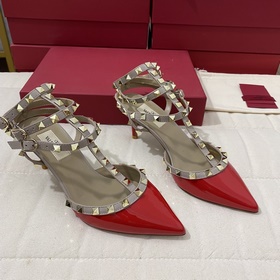 Классические туфли Valentino с заклепками, классическая модель от