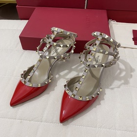 Классические туфли Valentino с заклепками, классическая модель от