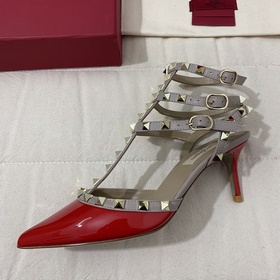 Классические туфли Valentino с заклепками, классическая модель от