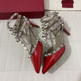 Классические туфли Valentino с заклепками, классическая модель от