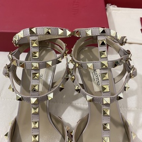 Классические туфли Valentino с заклепками, классическая модель от