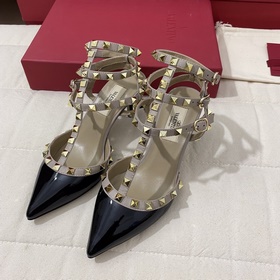 Классические туфли Valentino с заклепками, классическая модель от