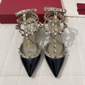 Классические туфли Valentino с заклепками, классическая модель от