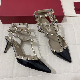Классические туфли Valentino с заклепками, классическая модель от