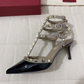 Классические туфли Valentino с заклепками, классическая модель от