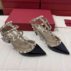 Классические туфли Valentino с заклепками, классическая модель от