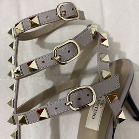 Классические туфли Valentino с заклепками, классическая модель от