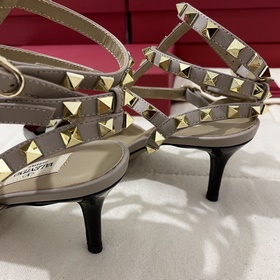 Классические туфли Valentino с заклепками, классическая модель от